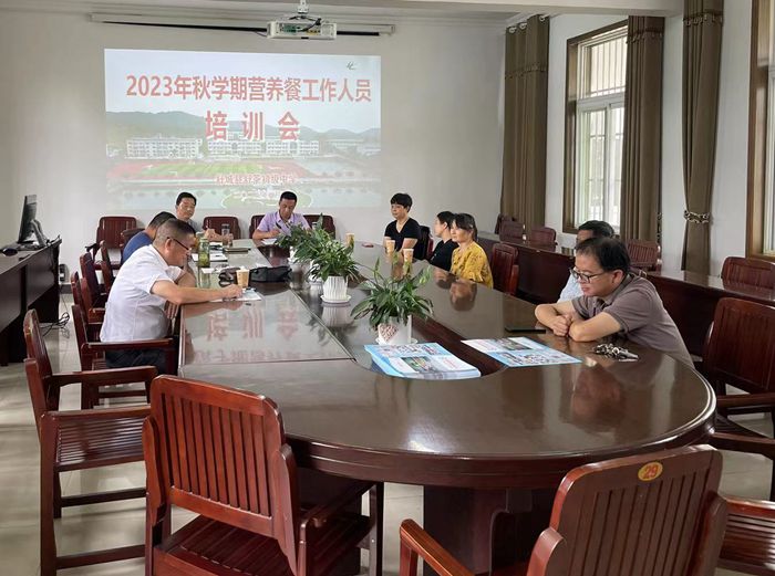 食堂餐营养管理制度内容_营养餐食堂管理_食堂营养搭配宣传图