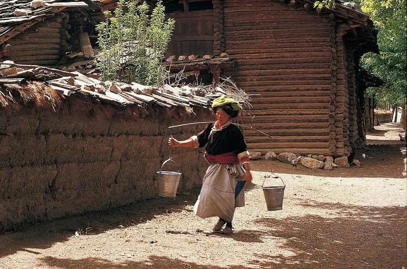 多民族家庭_民族家庭一家亲绘画_少数民族家庭日常
