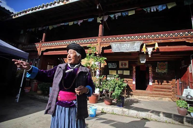 少数民族家庭日常_多民族家庭_民族家庭一家亲绘画