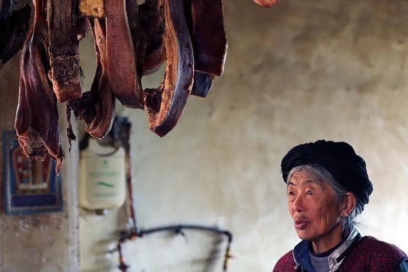民族家庭一家亲绘画_多民族家庭_少数民族家庭日常